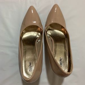 Nude pumps